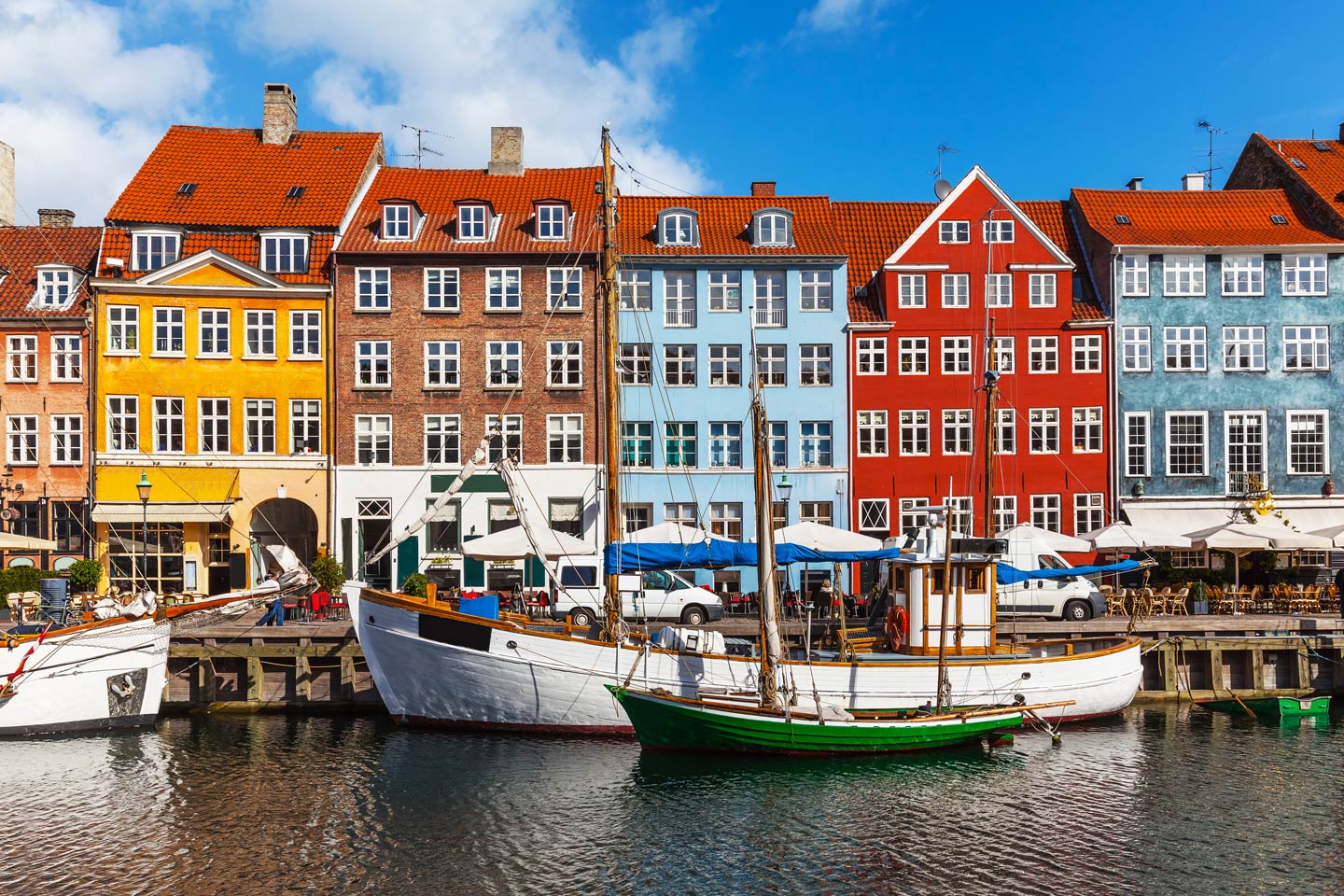 Boote liegen vor Kopenhagens Wahrzeichen in Nyhavn.