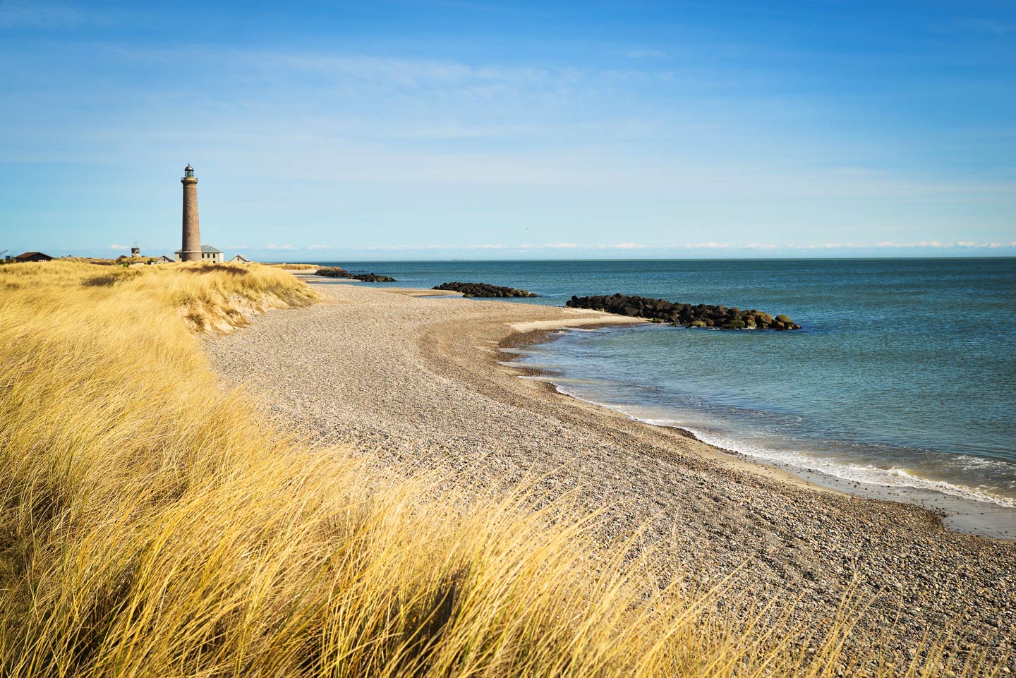 Blick auf einen Leuchtturm an der d&auml;nischen K&uuml;ste der Halbinsel J&uuml;tland.