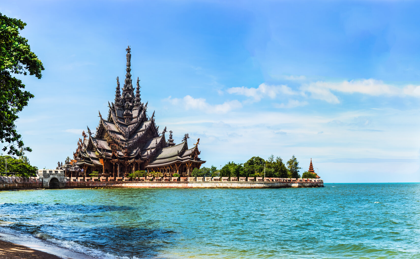 Blick &uuml;ber das Wasser auf das Heiligtum der Wahrheit in Pattaya, Thailand.