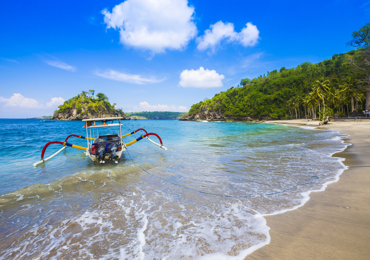 Strand von Nusa Penida mit einem traditionellen Jukung.