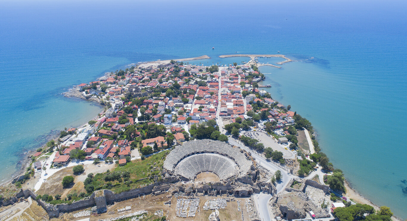Luftaufnahme von Side in der T&uuml;rkei mit dem alten Amphitheater im Vordergrund.