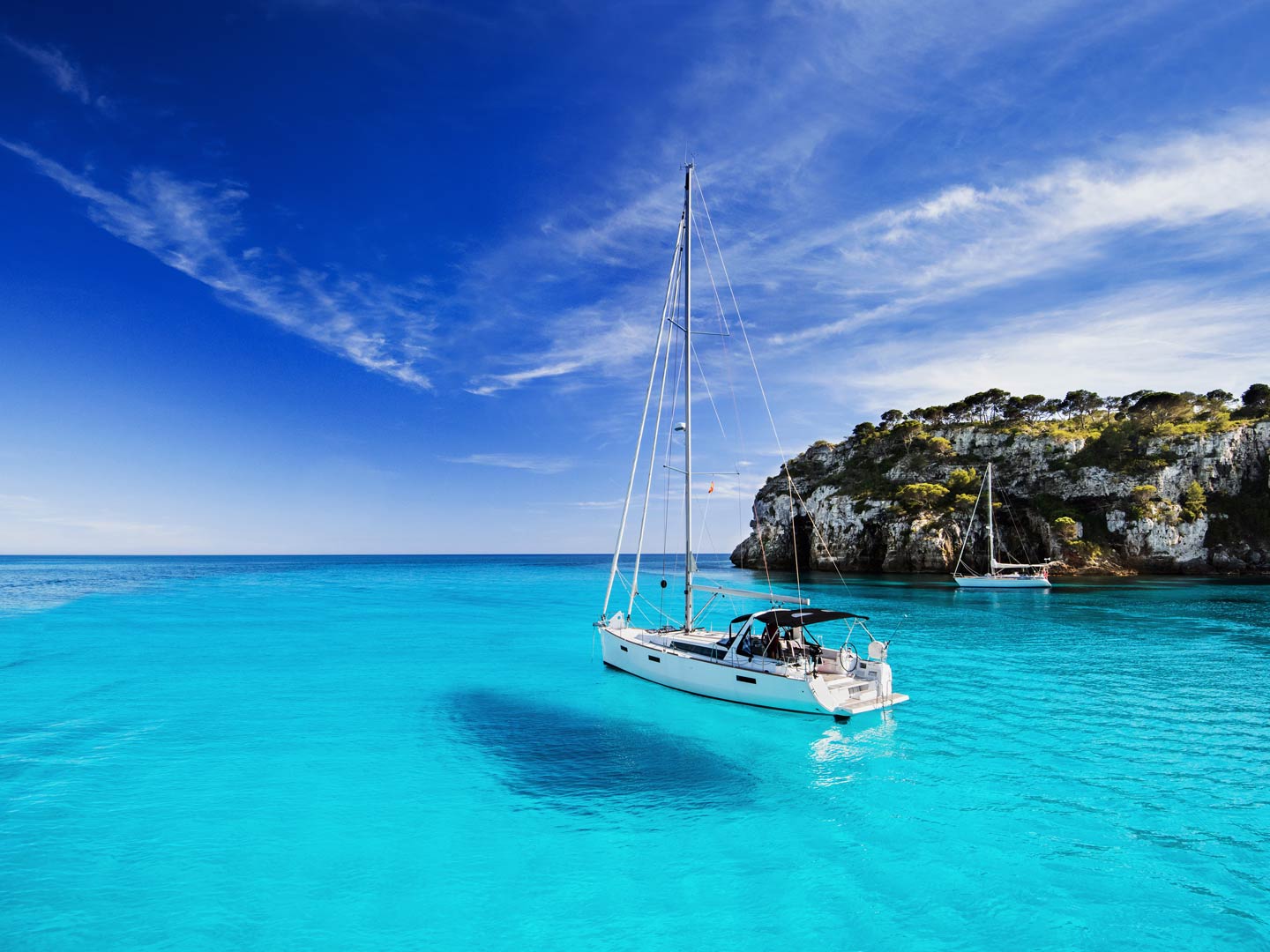 Eine sch&ouml;ne Bucht mit Segelbooten in Mallorca, Spanien.
