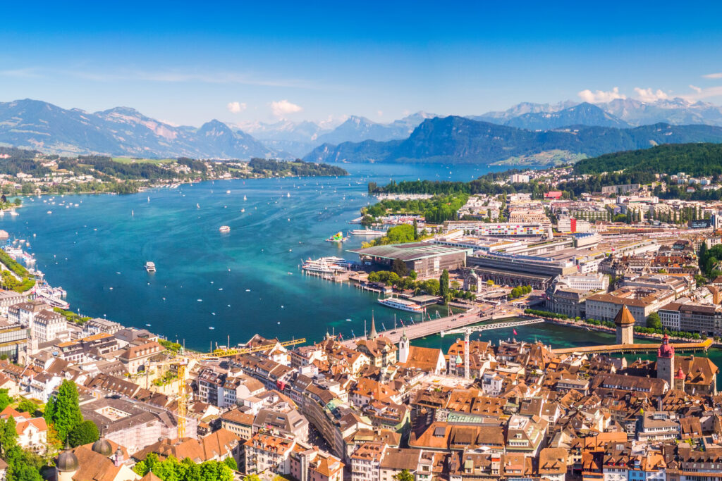 Ein Blick &uuml;ber die Altstadt von Luzern, auf den Vierwaldst&auml;ttersee, mit Bergen im Hintergrund.