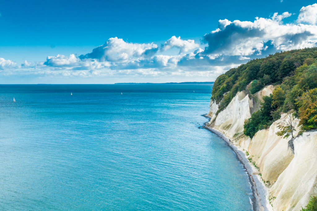 Ein Panorama der K&uuml;ste von R&uuml;gen. Rechts im Bild sind die Kreidefelsen, links die Ostesee.