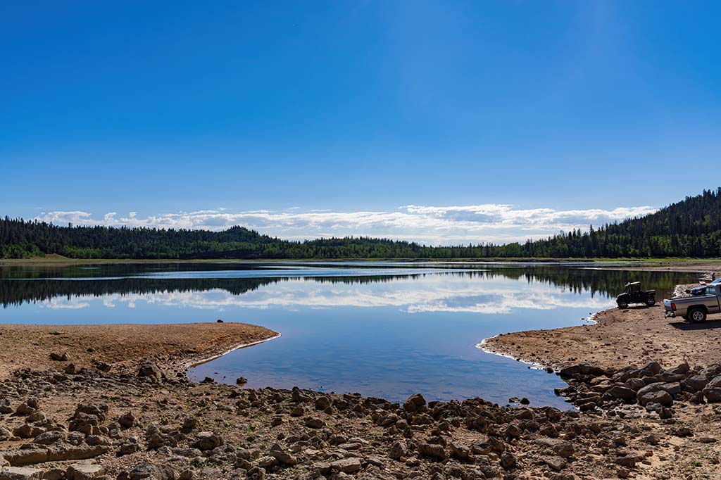 A view of Utah's Navajo Lake on a sunny day