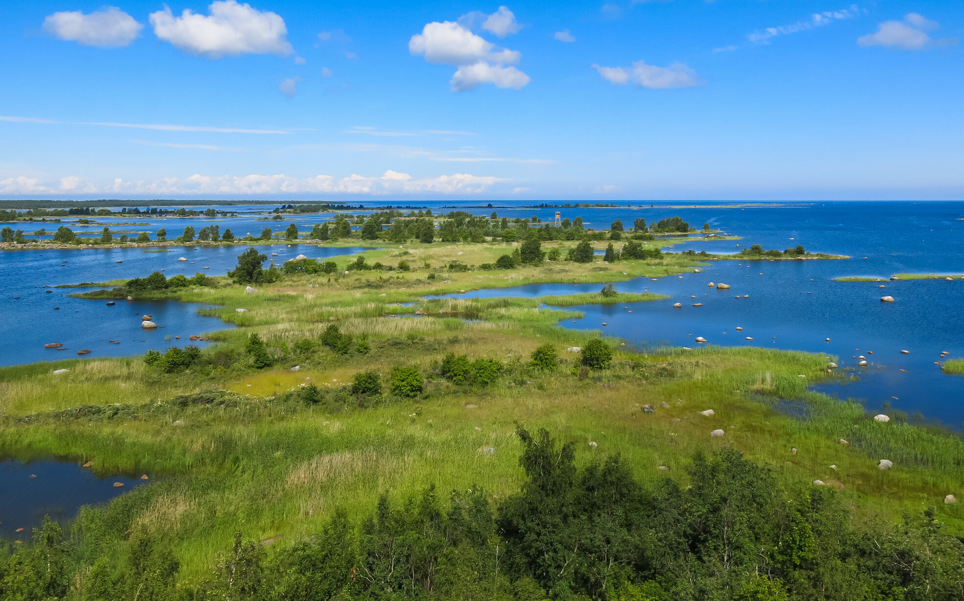Blick &uuml;ber das Kvarken Archipel bei Vaasa mit viel gr&uuml;ner Landschaft und Meer auf allen Seiten.