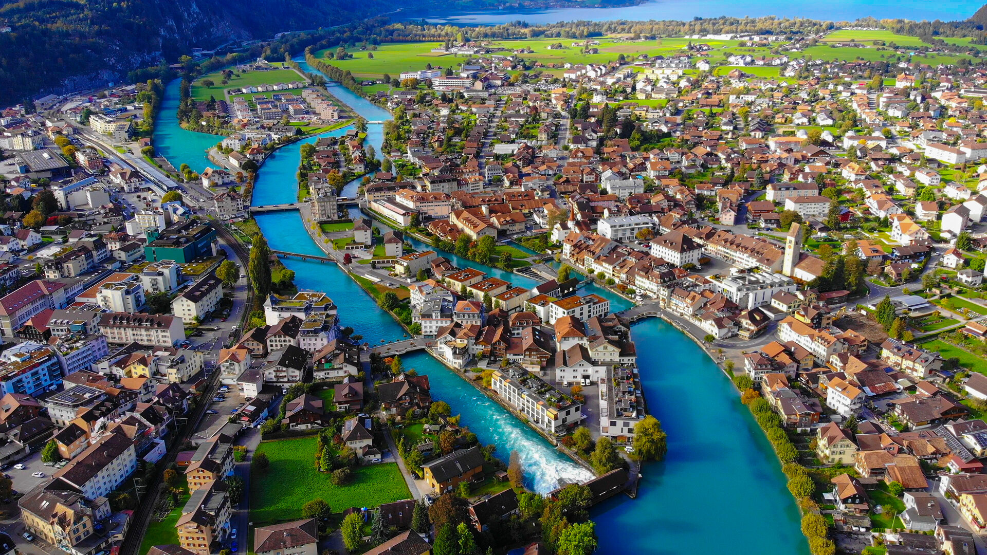 Ein Luftbild der Aare und dem Schiffskanal in Interlaken. Am oberen Rand des Bildes ist der Thunersee zu sehen.
