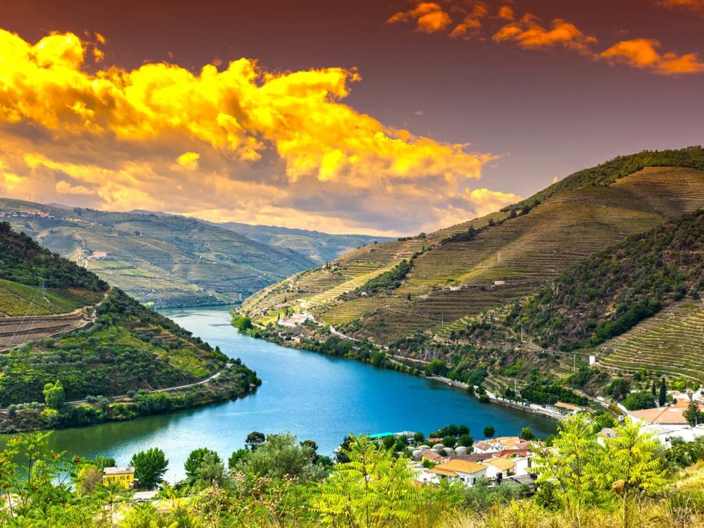 Ein Blick auf einen portugiesischen Fluss, der sich durch die Landschaft windet.