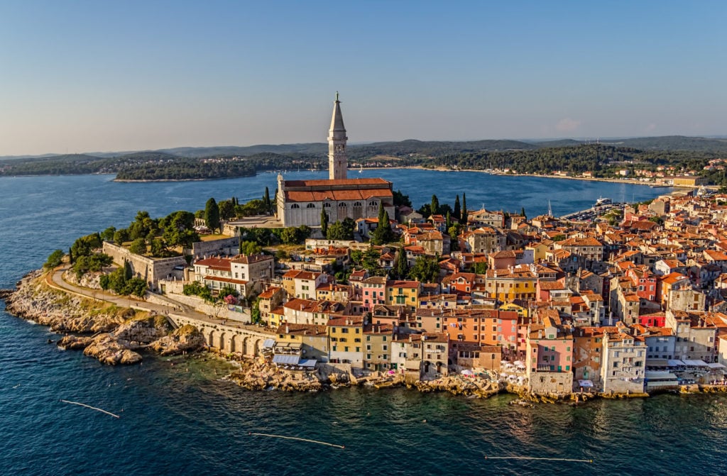 Luftaufnahme von der Altstadt von Rovinj in Kroatien.