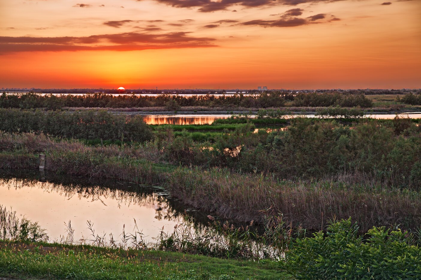 Lagunen im Po Delta, Italien, bei Sonnenuntergang.