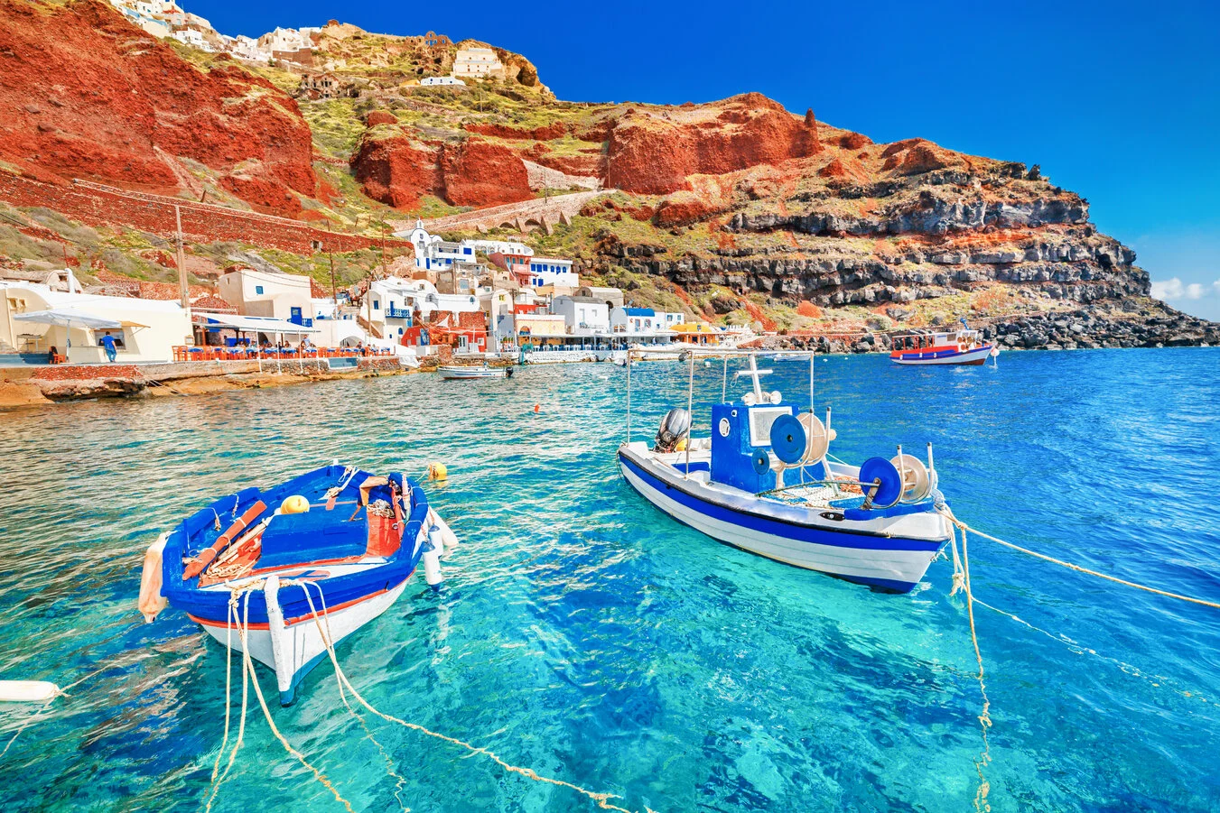 Fischerboote im Hafen von Oia Ia auf Santorini.