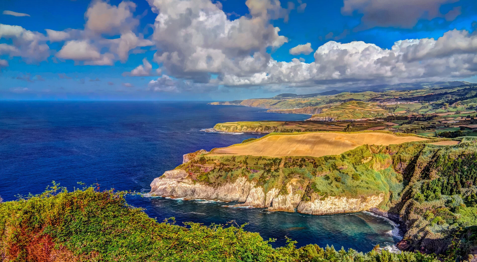 K&uuml;ste von Sao Miguel vom Santa Iria Aussichtspunkt.