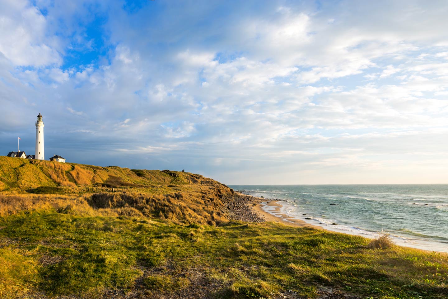 Der Hirtshals Leuchtturm mit Blick auf die Nordsee auf der d&auml;nischen Halbinsel J&uuml;tland.