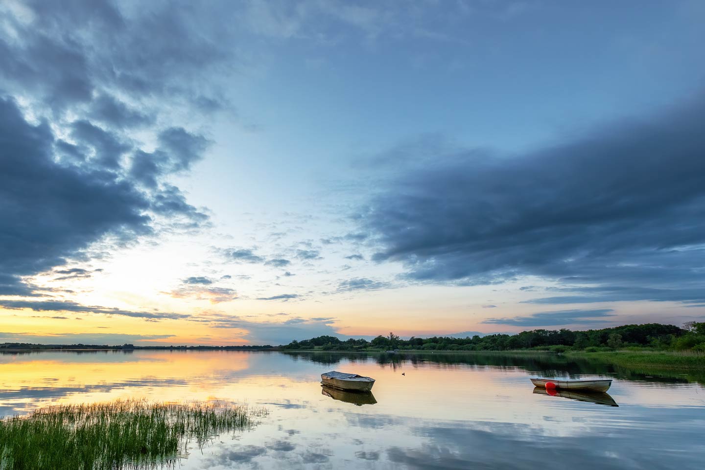 Fischerboote auf den Skanderborg Seen in Westj&uuml;tland bei Sonnenuntergang.