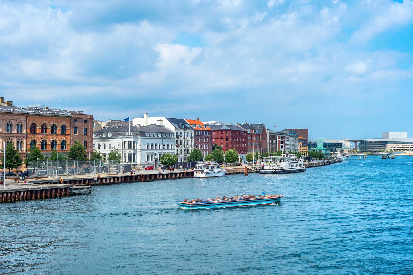 Ein Touristenboot f&auml;hrt durch den Hafen von Kopenhagen.