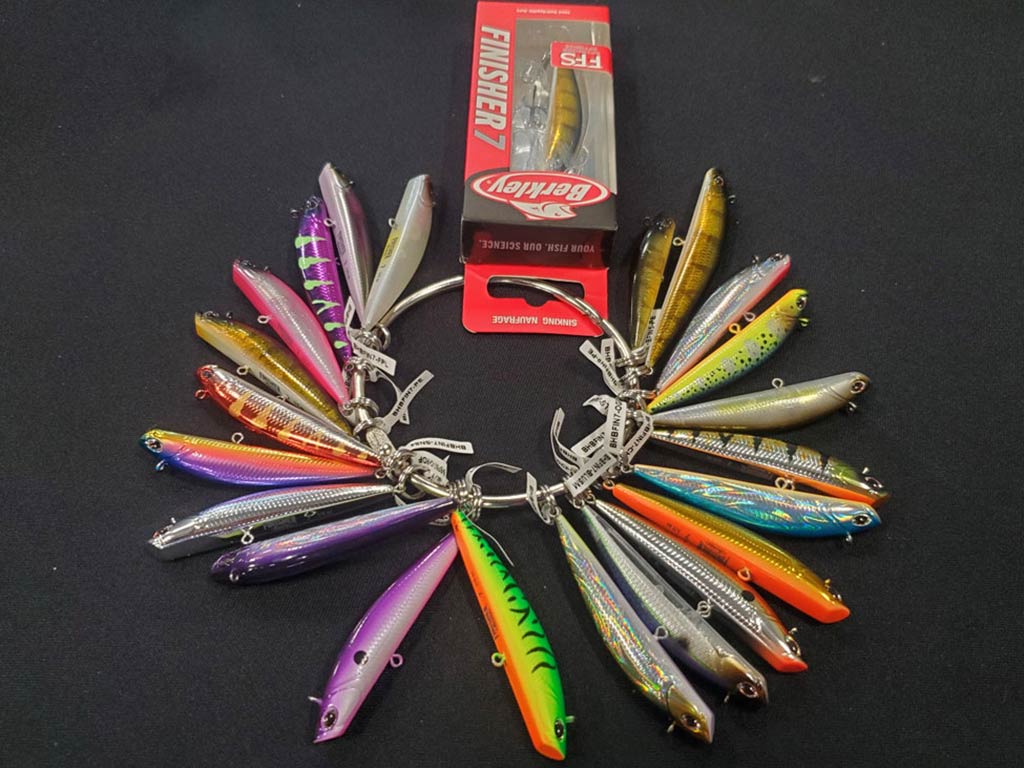 Разноцветные рыболовные приманки на кольце, аккуратно разложены для показа разнообразия.