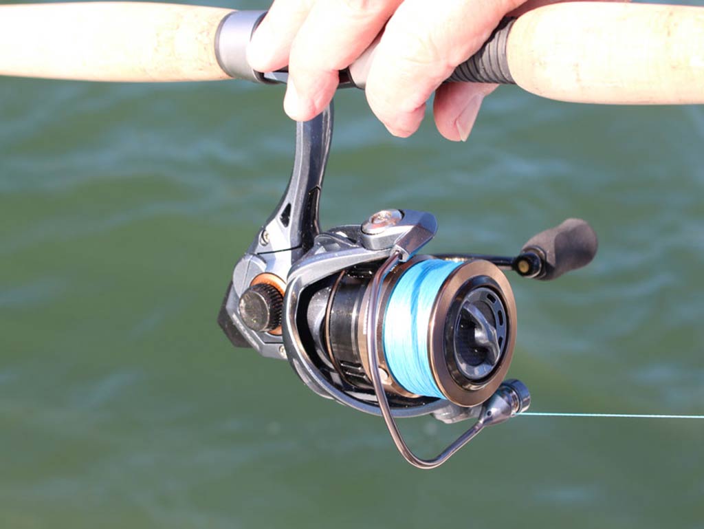 Крупный план рыболовной катушки с намотанной синей леской.